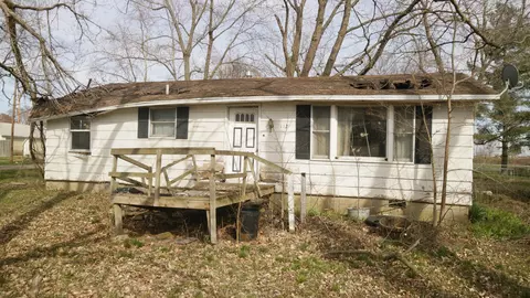 112 N Dauphin St, Chestnut, IL 62518