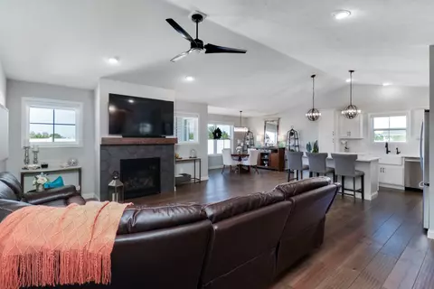 Living - 2624 Shale Rd, Normal, IL 61761 photo 1 of 4