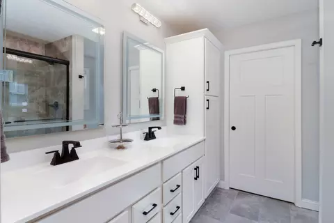 Bath - 2624 Shale Rd, Normal, IL 61761 photo 1 of 5