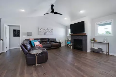 Living - 2624 Shale Rd, Normal, IL 61761 photo 2 of 4