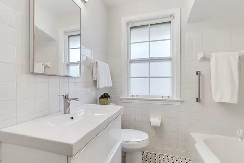 Bath - 377 Desplaines Ave, Riverside, IL 60546 photo 1 of 1