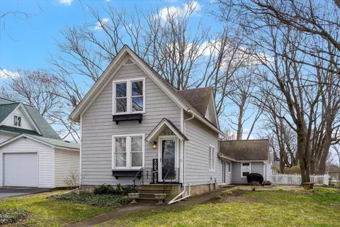 928 Kendall St, Geneva, IL 60134