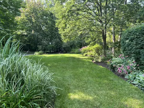 Exterior - 320 Belle Foret Dr, Lake Bluff, IL 60044 photo 5 of 11