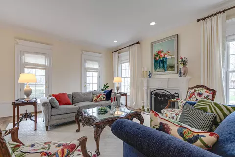 Living - 320 Belle Foret Dr, Lake Bluff, IL 60044 photo 3 of 9