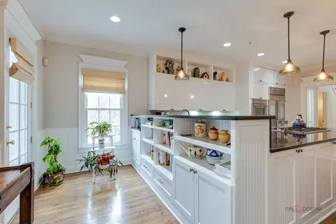 Kitchen - 320 Belle Foret Dr, Lake Bluff, IL 60044 photo 5 of 6