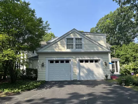 Exterior - 320 Belle Foret Dr, Lake Bluff, IL 60044 photo 8 of 11