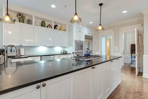 Kitchen - 320 Belle Foret Dr, Lake Bluff, IL 60044 photo 4 of 6