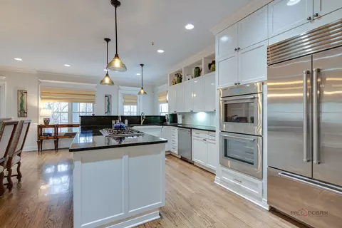 Kitchen - 320 Belle Foret Dr, Lake Bluff, IL 60044 photo 2 of 6