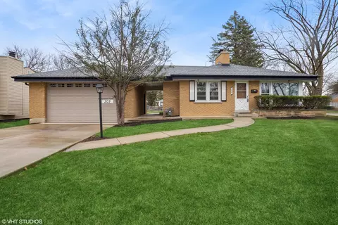 209 Blackhawk Ter, Bensenville, IL 60106