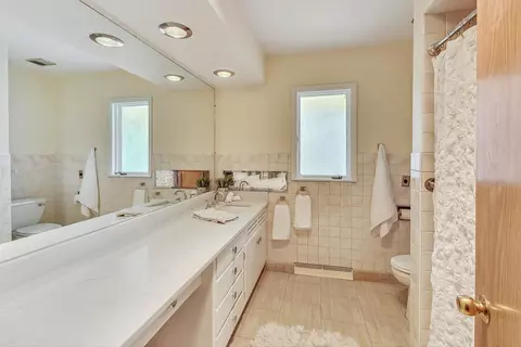 Bath - 535 Oakhill Rd, Elgin, IL 60120 photo 2 of 4