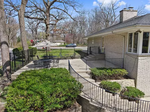 Exterior - 535 Oakhill Rd, Elgin, IL 60120 photo 7 of 9