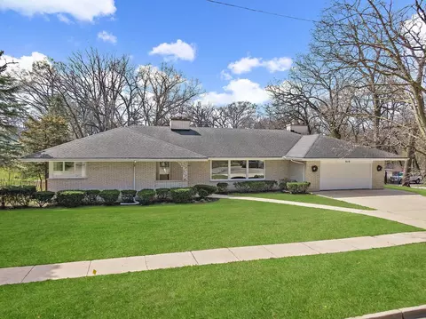 Exterior - 535 Oakhill Rd, Elgin, IL 60120 photo 3 of 9