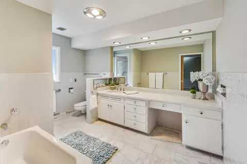 Bath - 535 Oakhill Rd, Elgin, IL 60120 photo 1 of 4