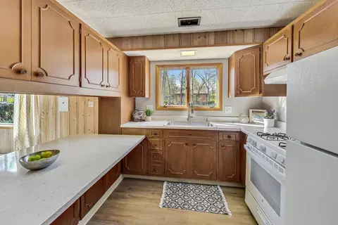 Kitchen - 535 Oakhill Rd, Elgin, IL 60120 photo 4 of 5