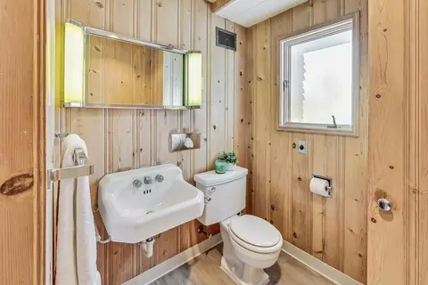 Bath - 535 Oakhill Rd, Elgin, IL 60120 photo 3 of 4