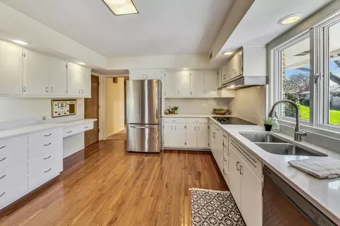 Kitchen - 535 Oakhill Rd, Elgin, IL 60120 photo 2 of 5