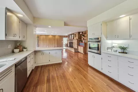 Kitchen - 535 Oakhill Rd, Elgin, IL 60120 photo 3 of 5