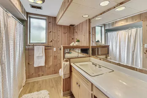 Bath - 535 Oakhill Rd, Elgin, IL 60120 photo 4 of 4