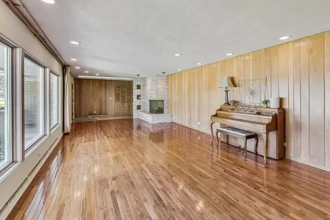 Living - 535 Oakhill Rd, Elgin, IL 60120 photo 1 of 5