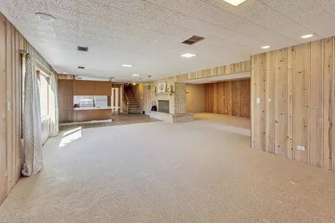Living - 535 Oakhill Rd, Elgin, IL 60120 photo 4 of 5