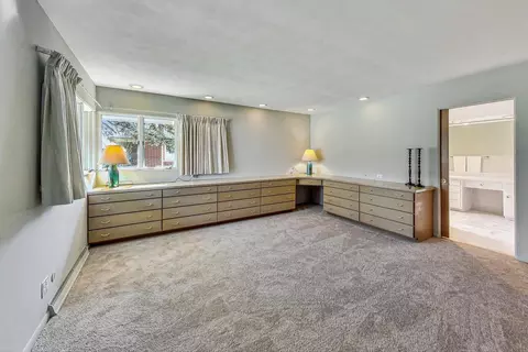 Living - 535 Oakhill Rd, Elgin, IL 60120 photo 3 of 5