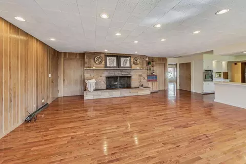 Living - 535 Oakhill Rd, Elgin, IL 60120 photo 2 of 5
