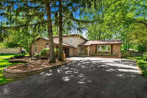 252 Bunting Ln, Bloomingdale, IL 60108