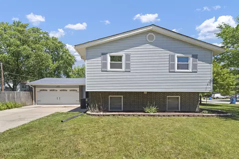 1422 S Hickory Dr, Mount Prospect, IL 60056