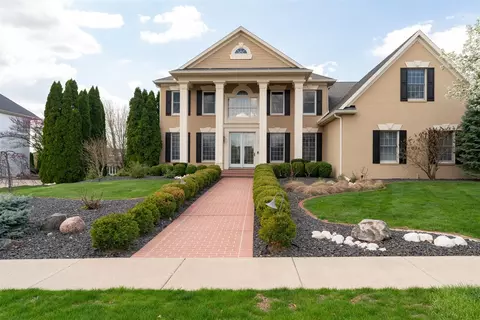 2008 Longwood Ln, Bloomington, IL 61704