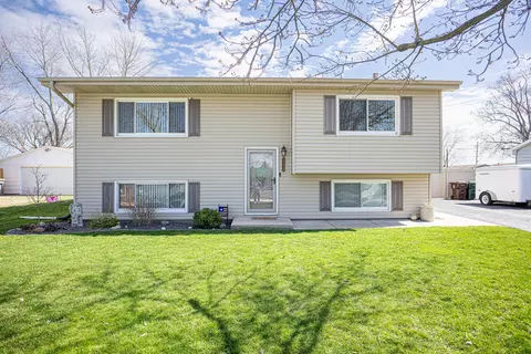 327 S Barbara Dr, Kankakee, IL 60901