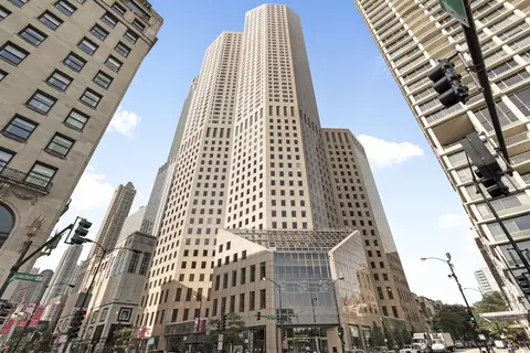 950 N Michigan Ave #2406, Chicago, IL 60611
