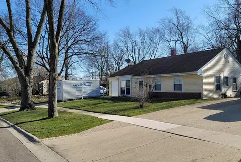 311 Laurel Ct, Streamwood, IL 60107