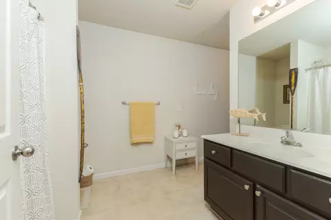 Bath - 1220 Ogelthorpe Ave, Normal, IL 61761 photo 3 of 4