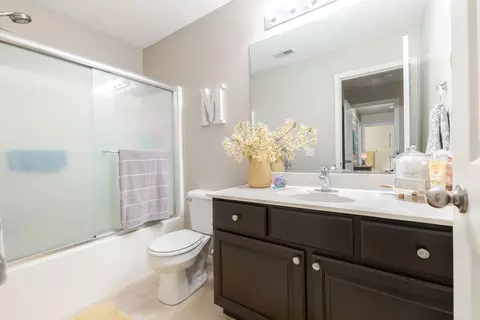 Bath - 1220 Ogelthorpe Ave, Normal, IL 61761 photo 2 of 4