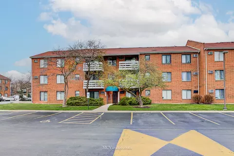1281 N Winslowe Dr #204, Palatine, IL 60074