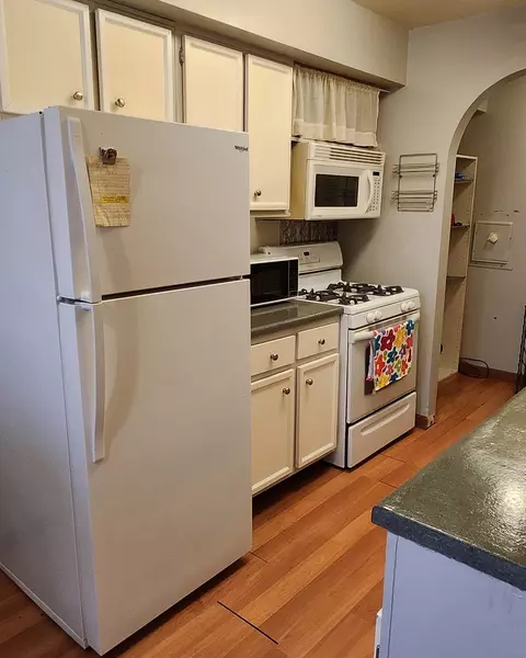 Kitchen - 1676 Cornell Dr, Hoffman Estates, IL 60169 photo 2 of 3