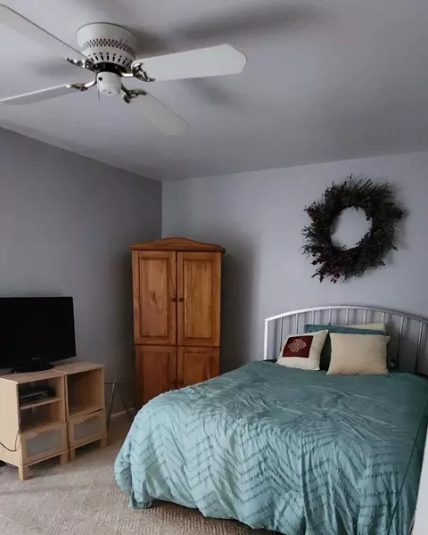 Bedroom - 1676 Cornell Dr, Hoffman Estates, IL 60169 photo 1 of 3