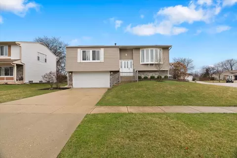975 Borden Dr, Roselle, IL 60172
