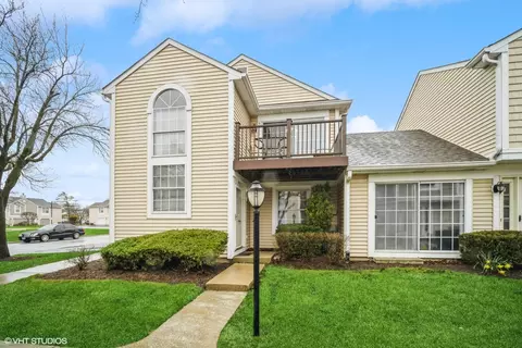 421 Le Parc Cir, Buffalo Grove, IL 60089