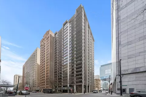 201 E Chestnut St #10F, Chicago, IL 60611