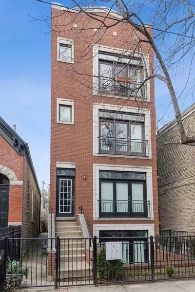 876 N Hermitage Ave #3, Chicago, IL 60622