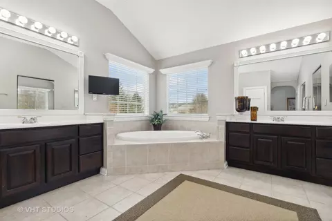 Bath - 303 Saddle Ln, Fox River Grove, IL 60021 photo 5 of 7