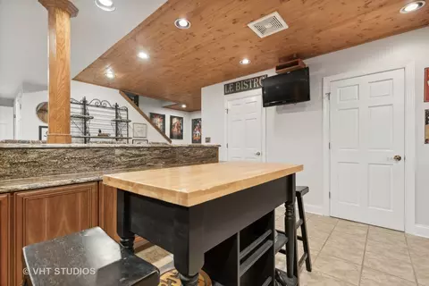 Kitchen - 303 Saddle Ln, Fox River Grove, IL 60021 photo 9 of 9