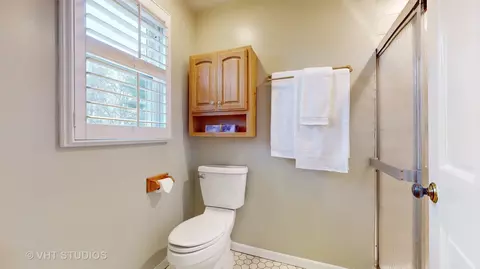 Bath - 1431 Jill Ct, Rolling Meadows, IL 60008 photo 3 of 5