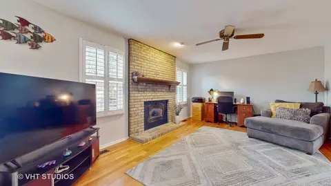 Living - 1431 Jill Ct, Rolling Meadows, IL 60008 photo 5 of 6