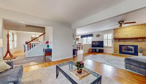 Living - 1431 Jill Ct, Rolling Meadows, IL 60008 photo 3 of 6