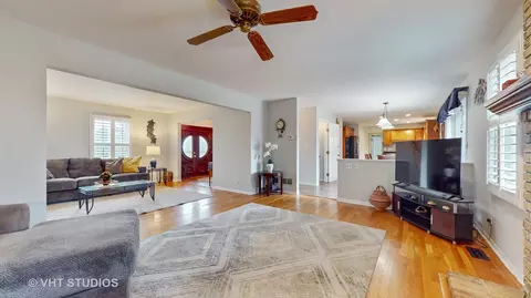 Living - 1431 Jill Ct, Rolling Meadows, IL 60008 photo 4 of 6