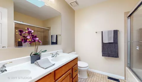 Bath - 1431 Jill Ct, Rolling Meadows, IL 60008 photo 4 of 5