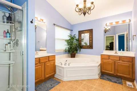 Bath - 3 Stillwater Ct, Algonquin, IL 60102 photo 2 of 4