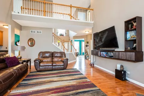 Living - 3 Stillwater Ct, Algonquin, IL 60102 photo 3 of 4